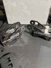 Load image into Gallery viewer, Bolt On Traction Bar mount Bracket Kit
